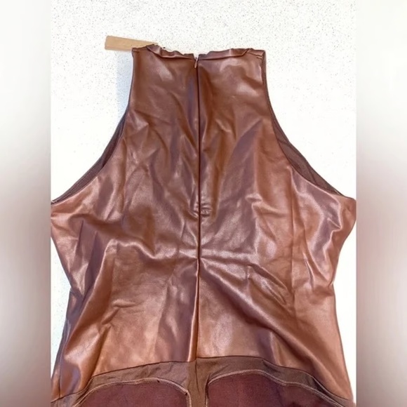 Skims Faux Leather Crew Neck Bodysuit Sleeveless Pullover Cocoa Kim Kardashian - Picture 4 of 9